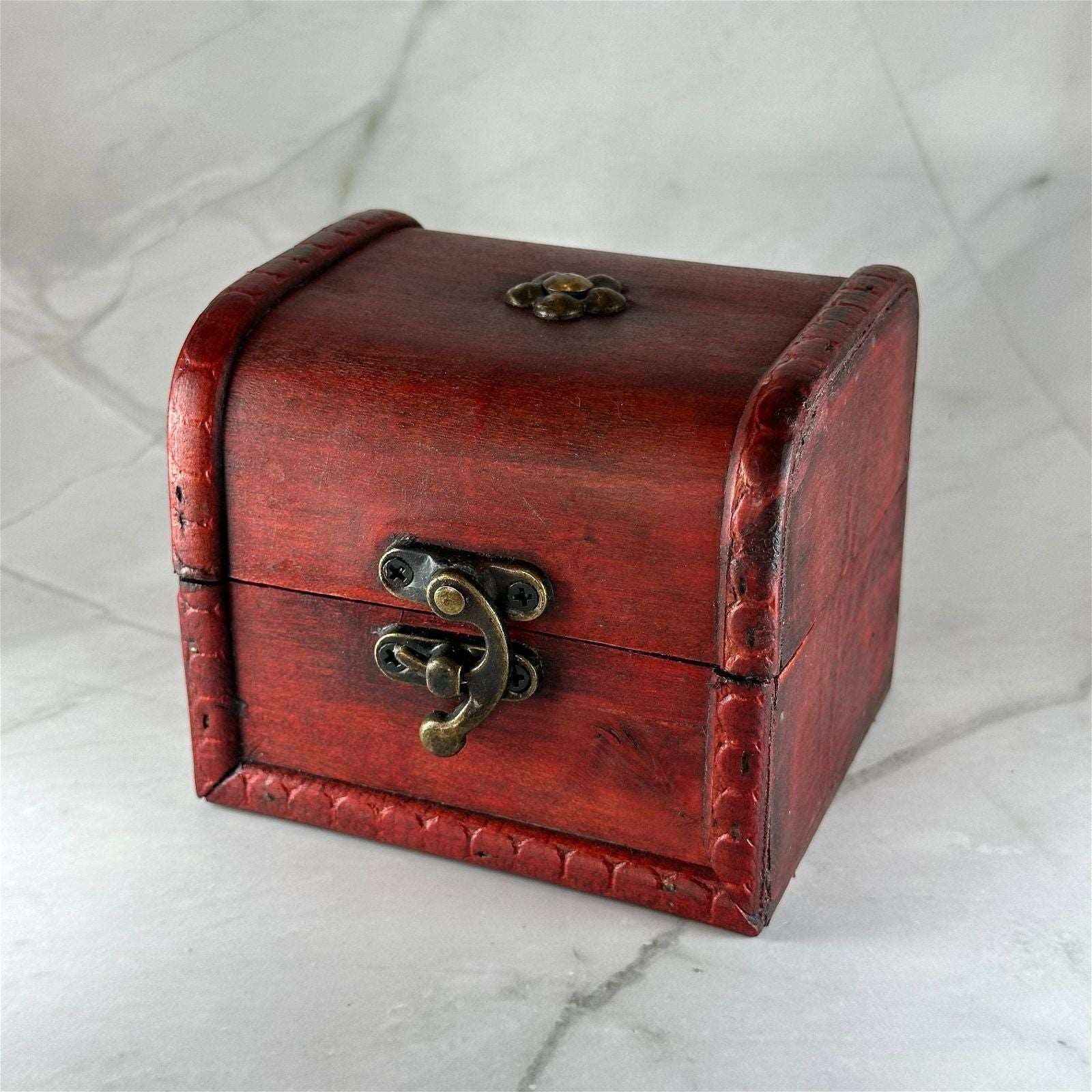 Coffret en bois Classic - Aeternum - Coffret en bois Classic - Aeternum - a red suitcase sitting on a white snow covered ground  - # boutique ésoterisme# - #wicca#  - # boutique ésoterisme# - #wicca# 
