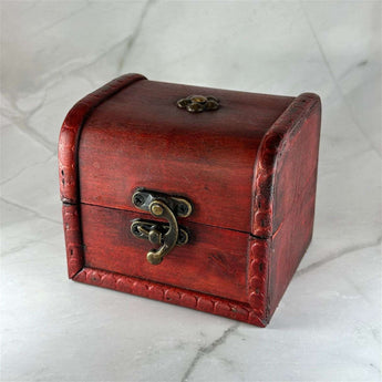 Coffret en bois Classic - Aeternum - Coffret en bois Classic - Aeternum - a red suitcase sitting on a white snow covered ground  - # boutique ésoterisme# - #wicca#  - # boutique ésoterisme# - #wicca# 