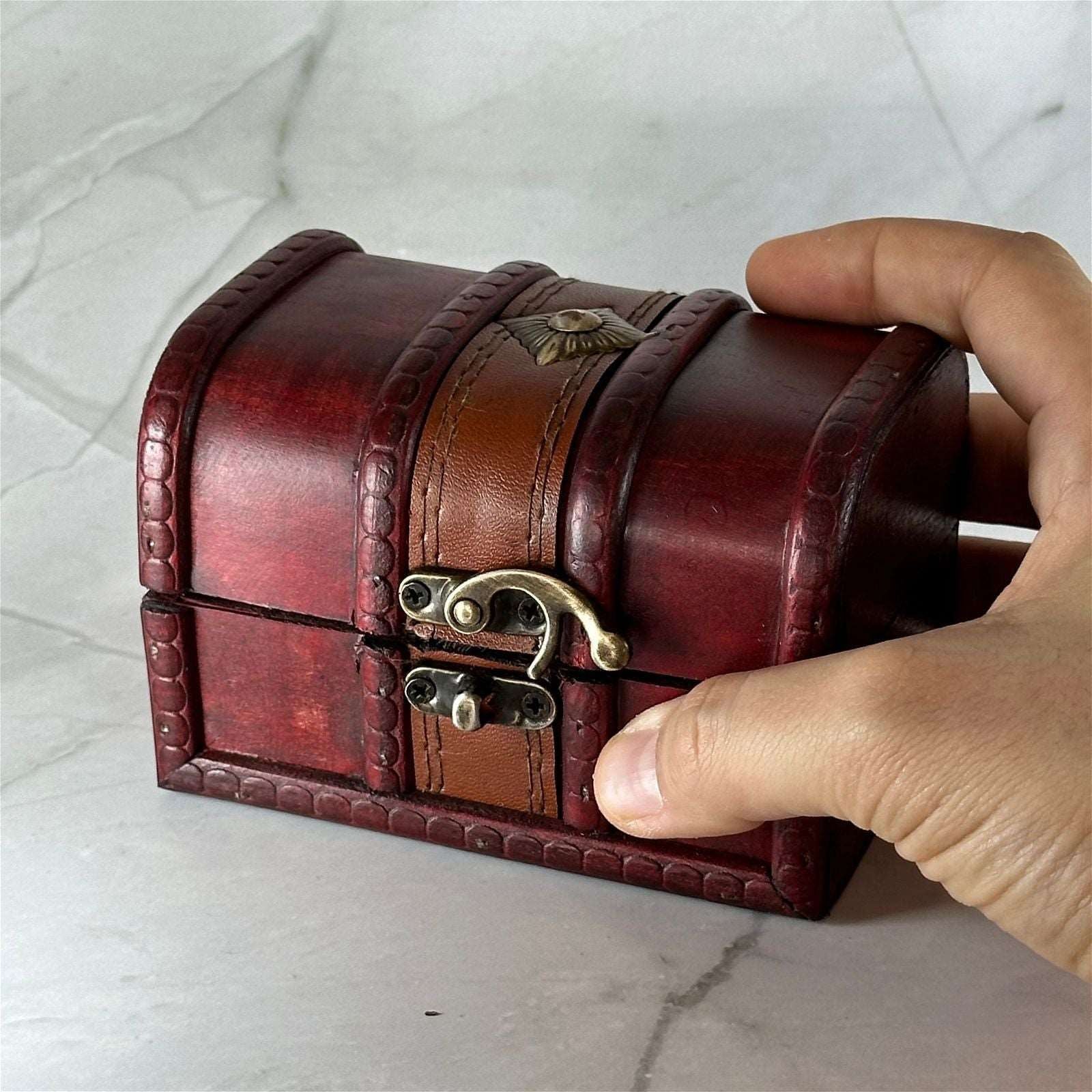 Coffret en bois Trésor - Aeternum - Coffret en bois Trésor - Aeternum - a person holding a red piece of luggage  - # boutique ésoterisme# - #wicca#  - # boutique ésoterisme# - #wicca# 
