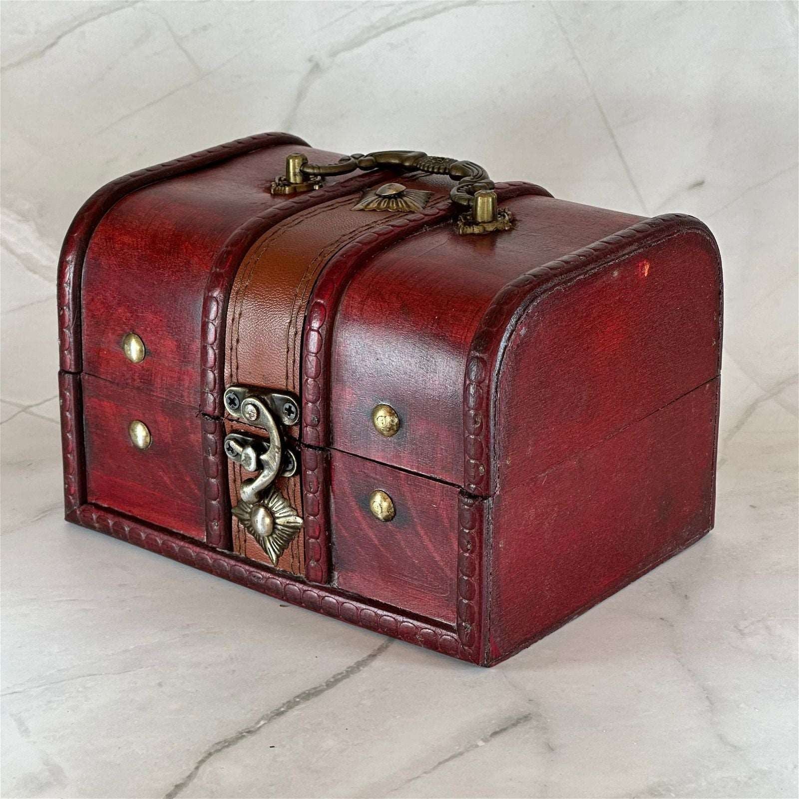 Coffret en bois Voyage - Aeternum - Coffret en bois Voyage - Aeternum - a red piece of luggage sitting on top of a floor  - # boutique ésoterisme# - #wicca#  - # boutique ésoterisme# - #wicca# 