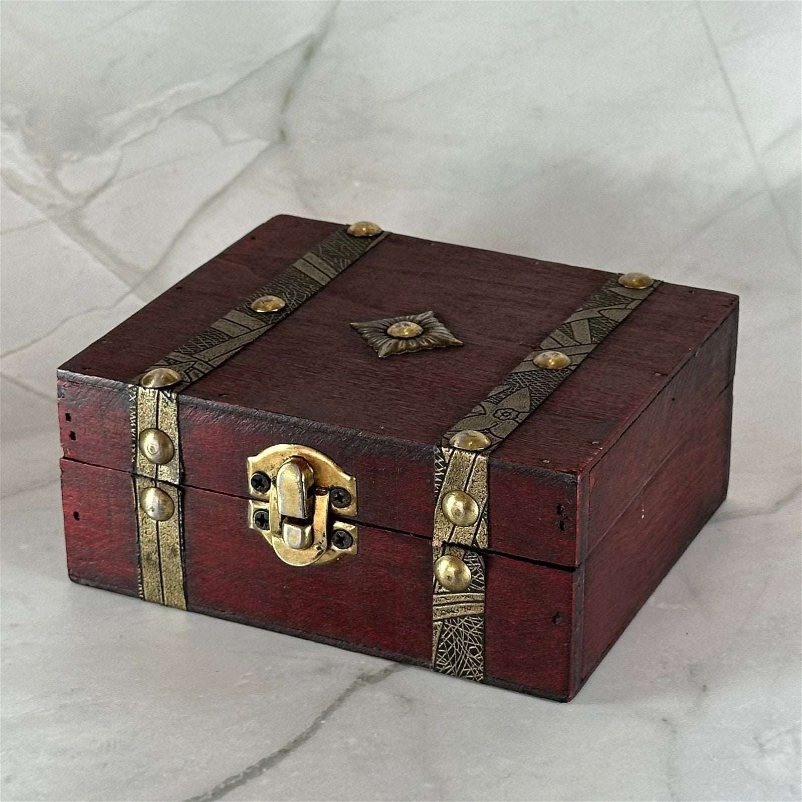 Coffret en bois carré - Aeternum - Coffret en bois carré - Aeternum - a brown suitcase sitting on a white surface  - # boutique ésoterisme# - #wicca#  - # boutique ésoterisme# - #wicca# 