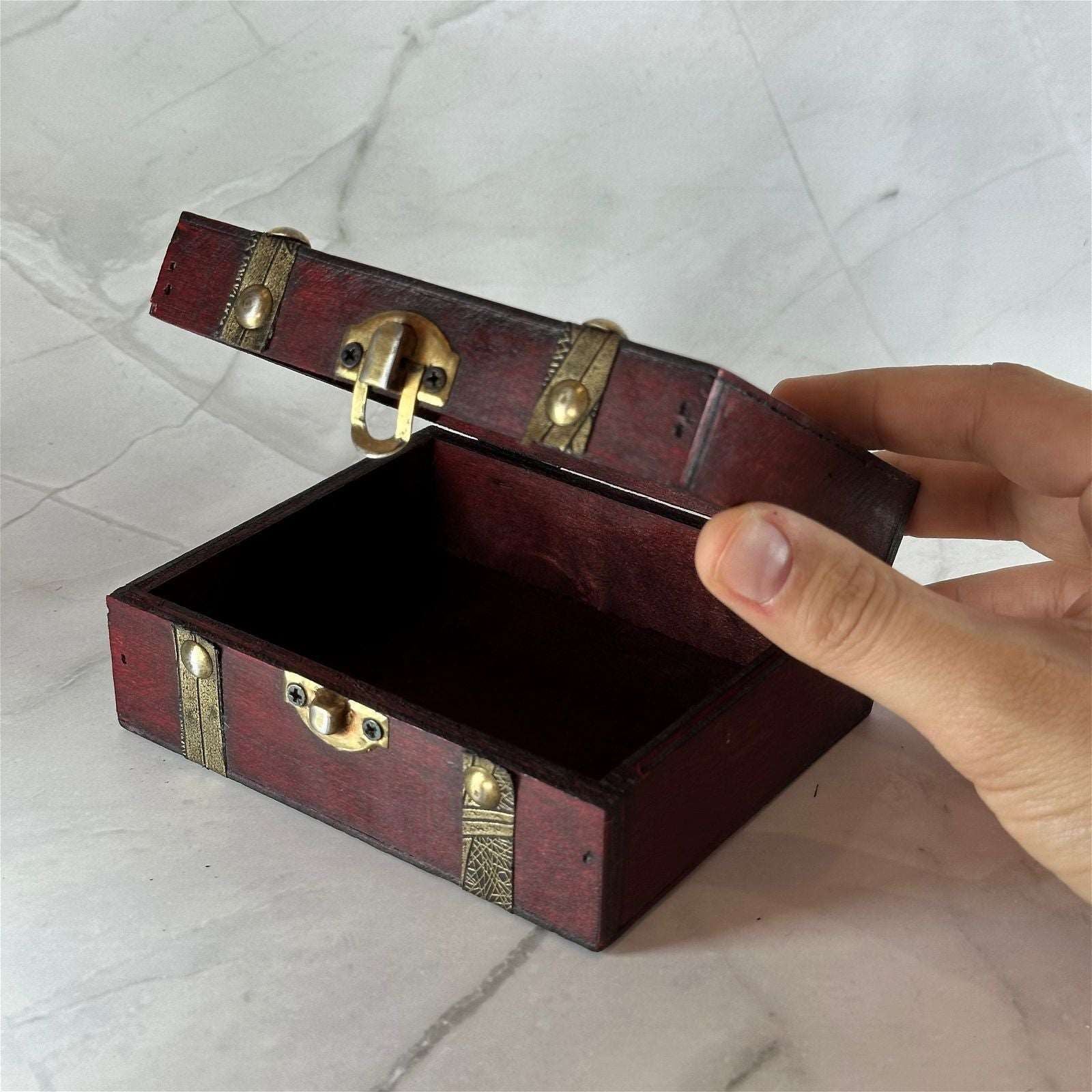 Coffret en bois carré - Aeternum - Coffret en bois carré - Aeternum - a piece of luggage sitting on top of a bed  - # boutique ésoterisme# - #wicca#  - # boutique ésoterisme# - #wicca# 