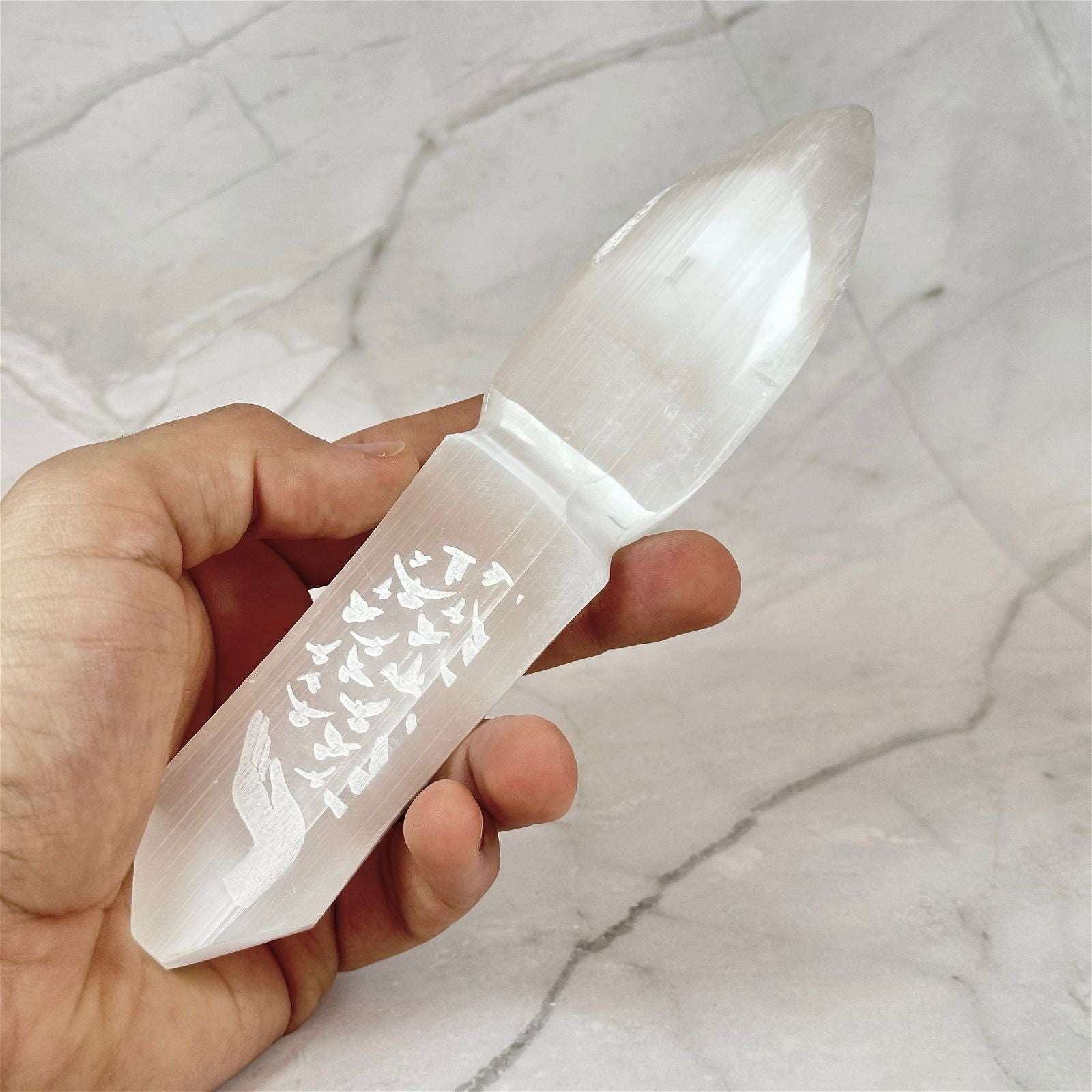 Couteau rituel en Sélénite - Libération des obligations - Aeternum - Couteau rituel en Sélénite - Libération des obligations - Aeternum - a person is holding a small remote control  - # boutique ésoterisme# - #wicca#  - # boutique ésoterisme# - #wicca# 