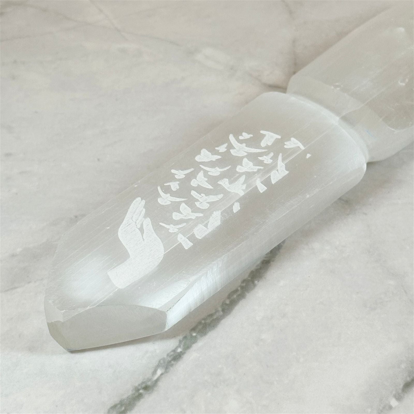 Couteau rituel en Sélénite - Libération des obligations - Aeternum - a piece of paper laying on top of a blanket  - # boutique ésoterisme# - #wicca# 