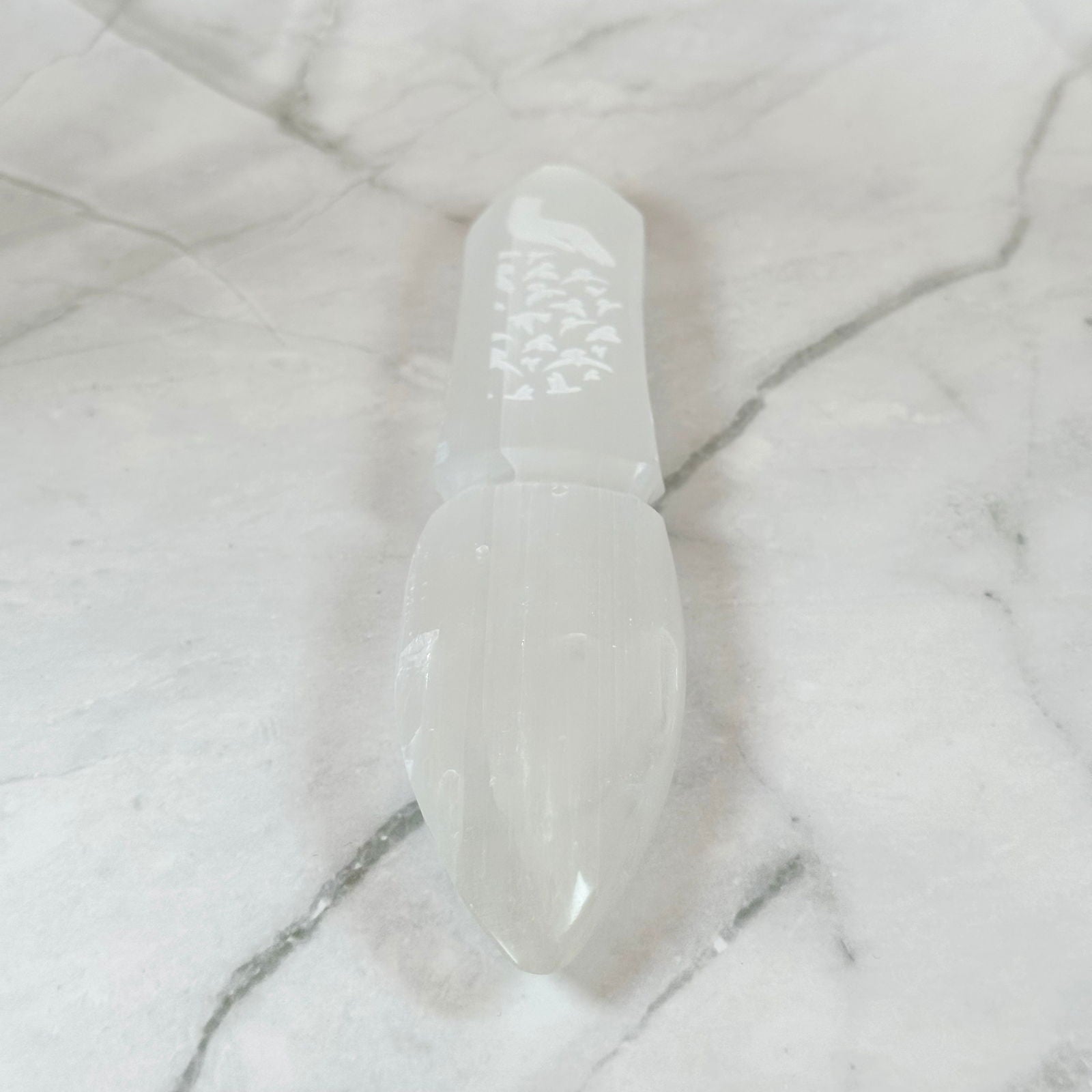 Couteau rituel en Sélénite - Libération des obligations - Aeternum - a close up of a bottle of water  - # boutique ésoterisme# - #wicca# 