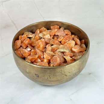 Éclats bruts de Calcite Orange - Aeternum - Éclats bruts de Calcite Orange - Aeternum - a bowl of food that is on a table  - # boutique ésoterisme# - #wicca#  - # boutique ésoterisme# - #wicca# 