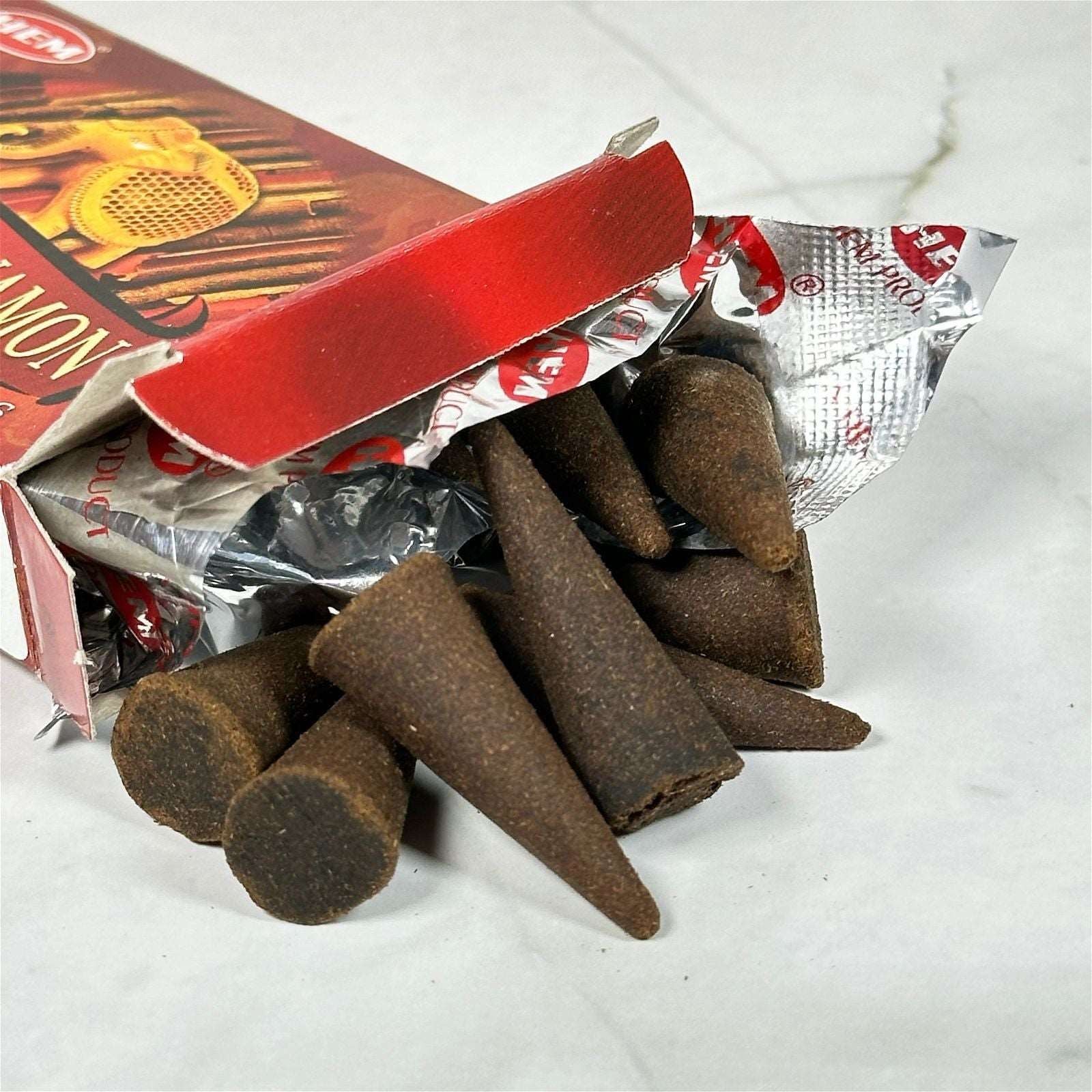 Encens en cônes Santal & Cannelle - Aeternum - Encens en cônes Santal & Cannelle - Aeternum - a brown teddy bear wearing a red hat  - # boutique ésoterisme# - #wicca#  - # boutique ésoterisme# - #wicca# 