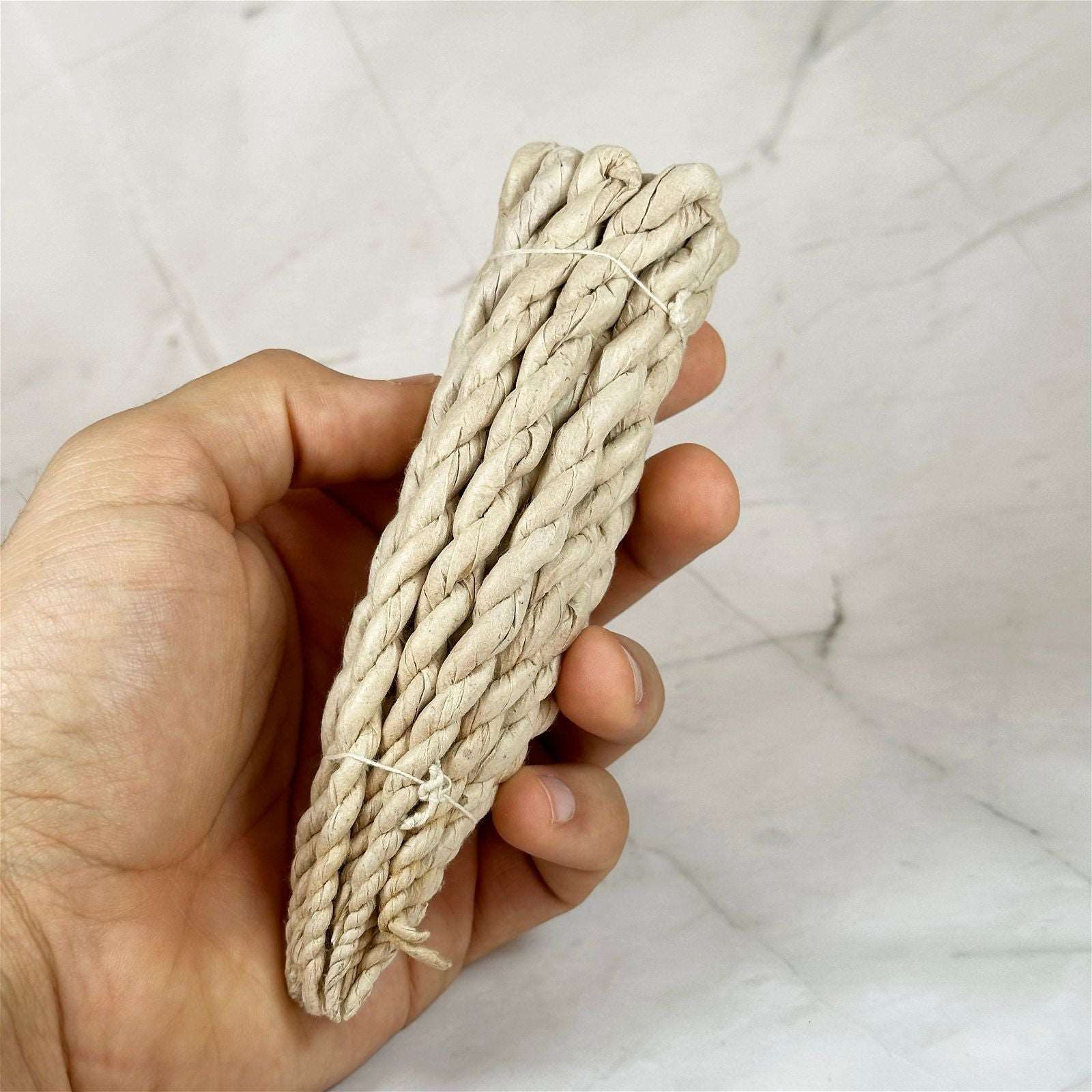 Encens en corde - 3ème chakra (volonté) - Aeternum - Encens en corde - 3ème chakra (volonté) - Aeternum - a close up of a person holding a rotten banana  - # boutique ésoterisme# - #wicca#  - # boutique ésoterisme# - #wicca# 