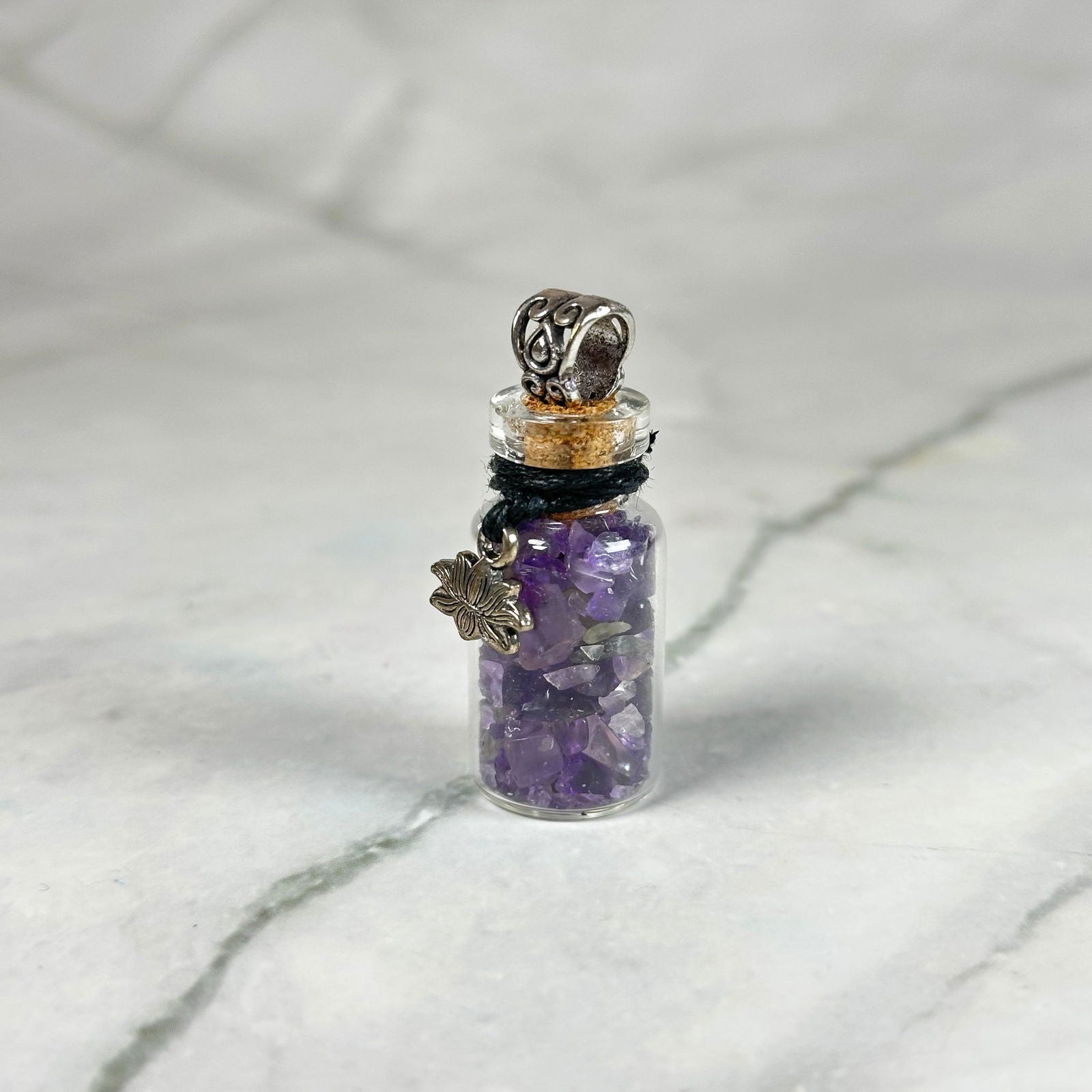 Fiole de Pierre d'Améthyste pour favoriser la spiritualité - Aeternum - Fiole de Pierre d'Améthyste pour favoriser la spiritualité - # boutique ésoterisme# - #wicca# 