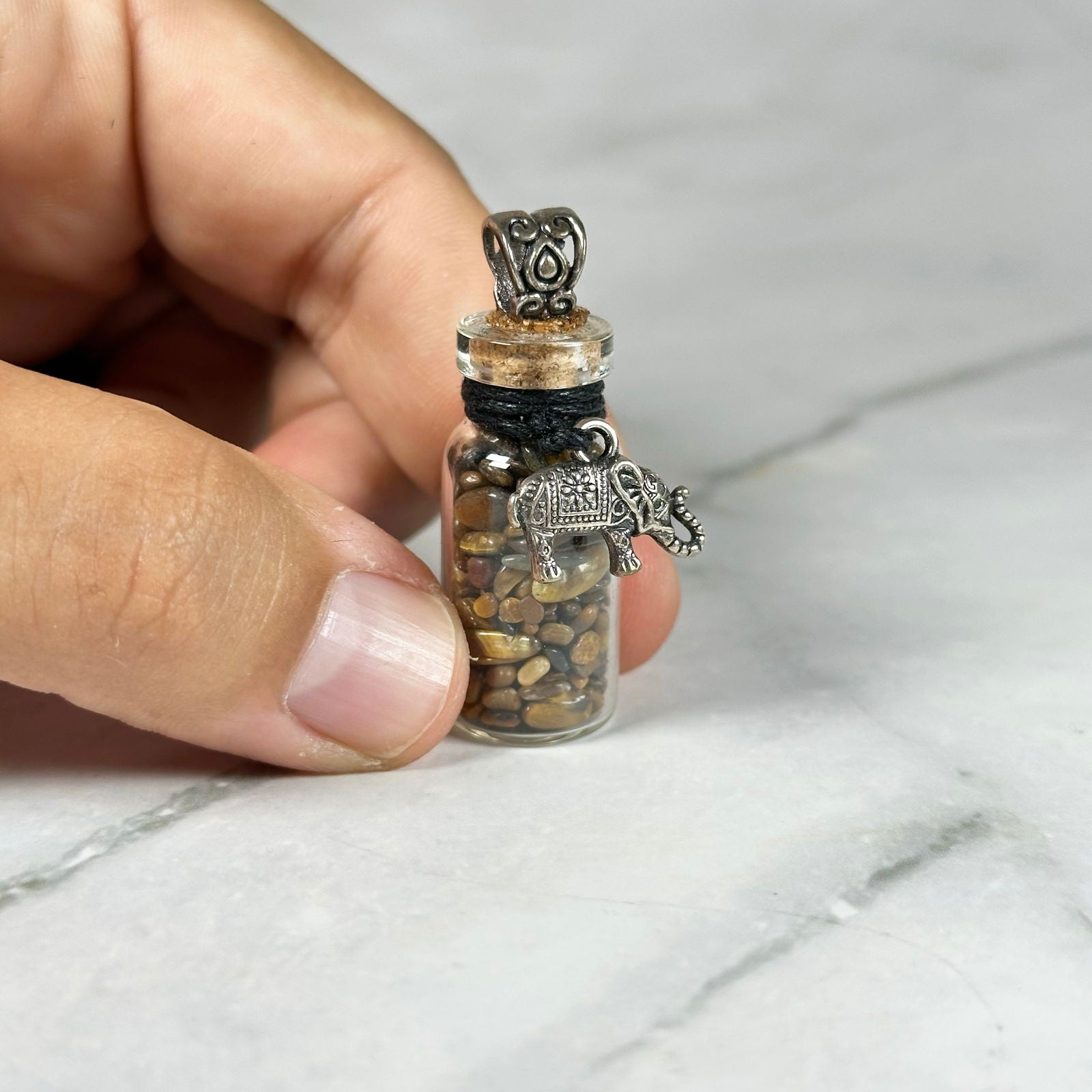 Fiole de Pierre d'Œil-de-Tigre pour favoriser la puissance - Aeternum - Fiole de Pierre d'Œil-de-Tigre pour favoriser la puissance - # boutique ésoterisme# - #wicca# 