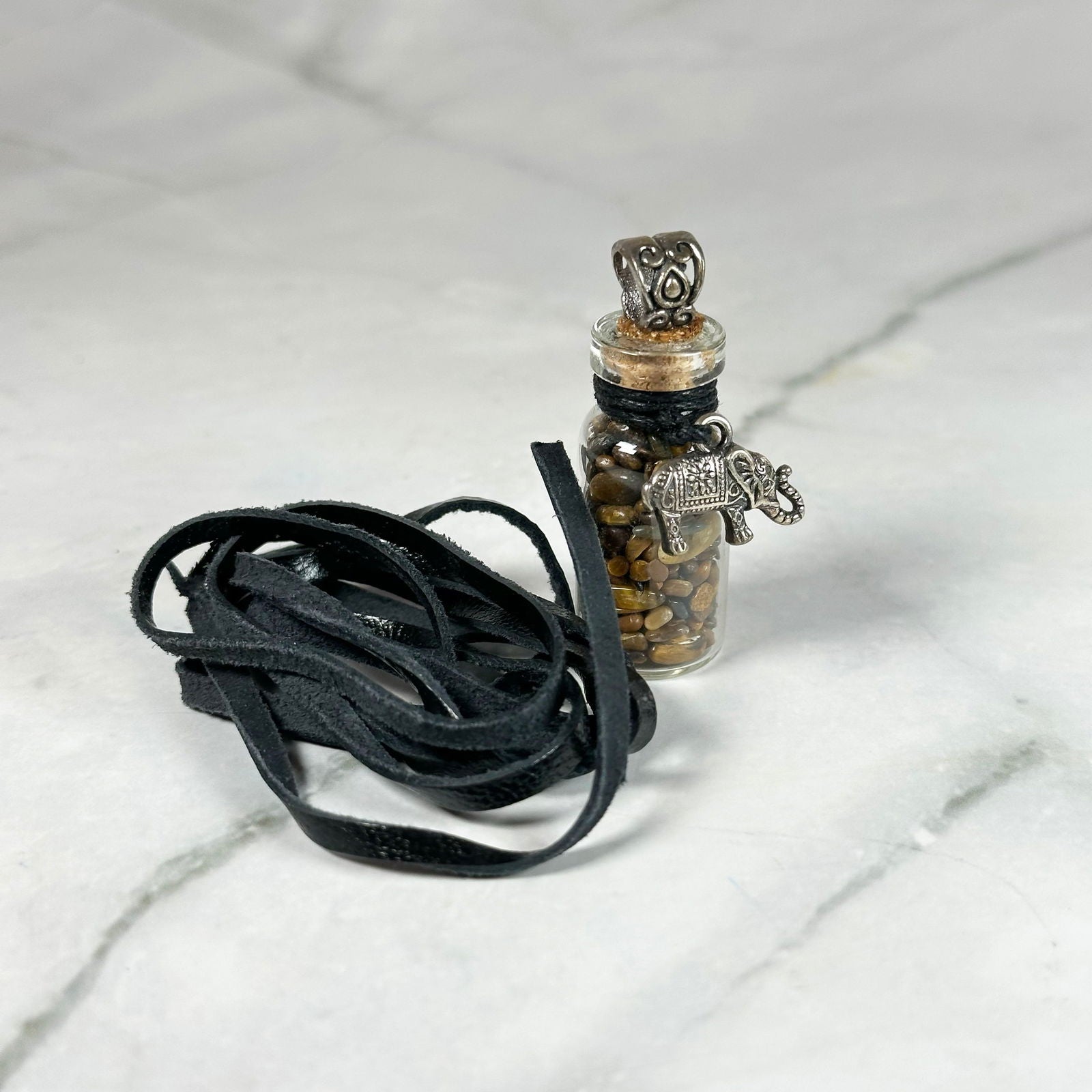 Fiole de Pierre d'Œil-de-Tigre pour favoriser la puissance - Aeternum - Fiole de Pierre d'Œil-de-Tigre pour favoriser la puissance - # boutique ésoterisme# - #wicca# 