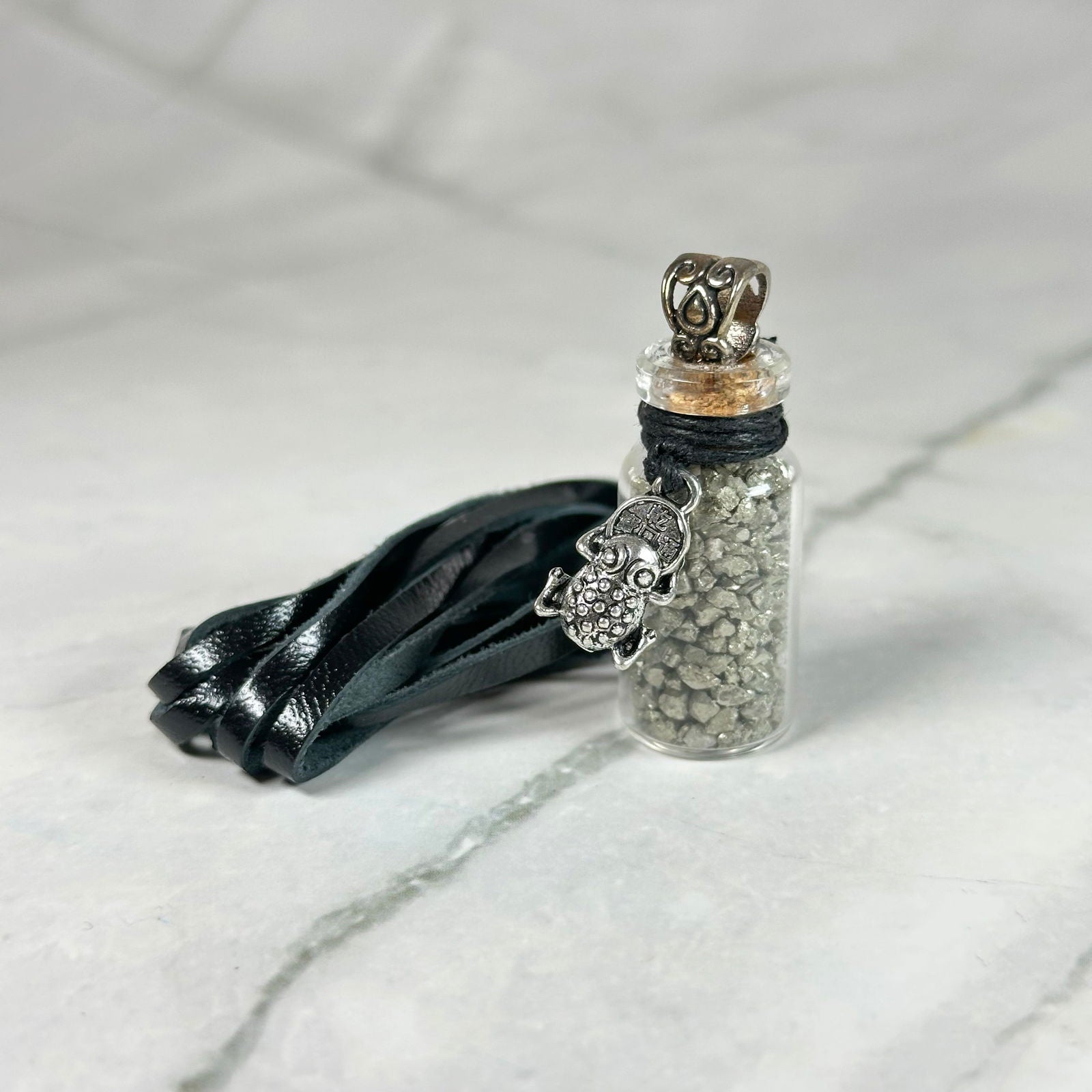 Fiole de Pierre de Pyrite pour attirer la prospérité - Aeternum - Fiole de Pierre de Pyrite pour attirer la prospérité - # boutique ésoterisme# - #wicca# 