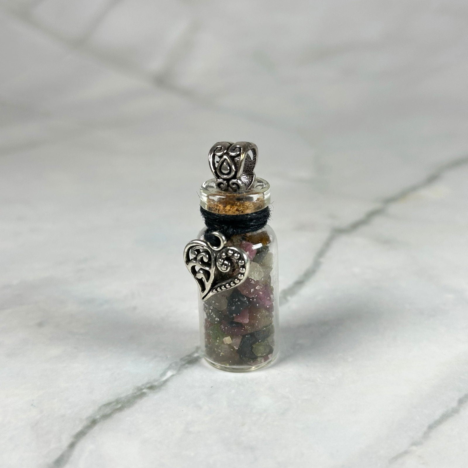 Fiole de Pierre de Tourmaline pour attirer l'amour - Aeternum - Fiole de Pierre de Tourmaline pour attirer l'amour - # boutique ésoterisme# - #wicca# 
