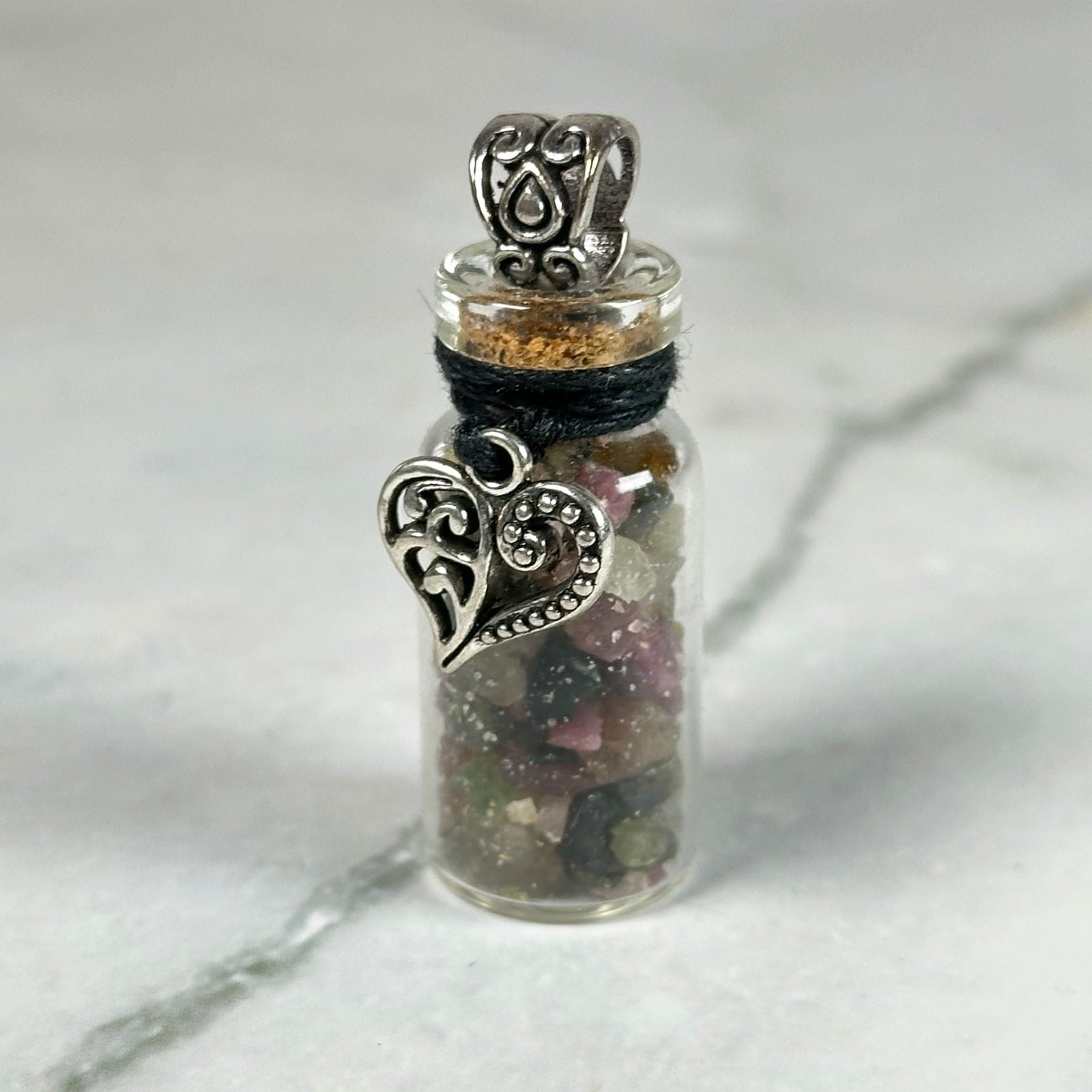 Fiole de Pierre de Tourmaline pour attirer l'amour - Aeternum - Fiole de Pierre de Tourmaline pour attirer l'amour - # boutique ésoterisme# - #wicca# 