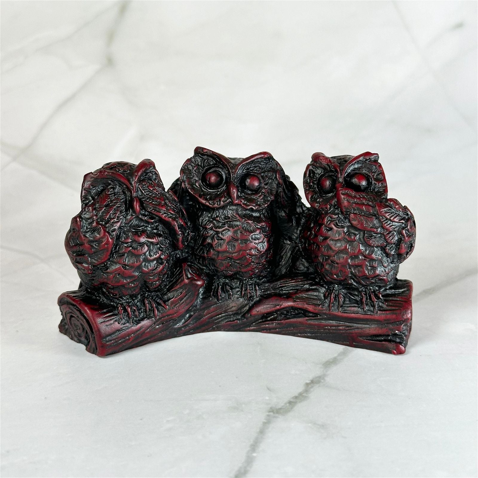 Hibou de la Sagesse - Aeternum - a close up of a red purse on a white surface  - # boutique ésoterisme# - #wicca# 