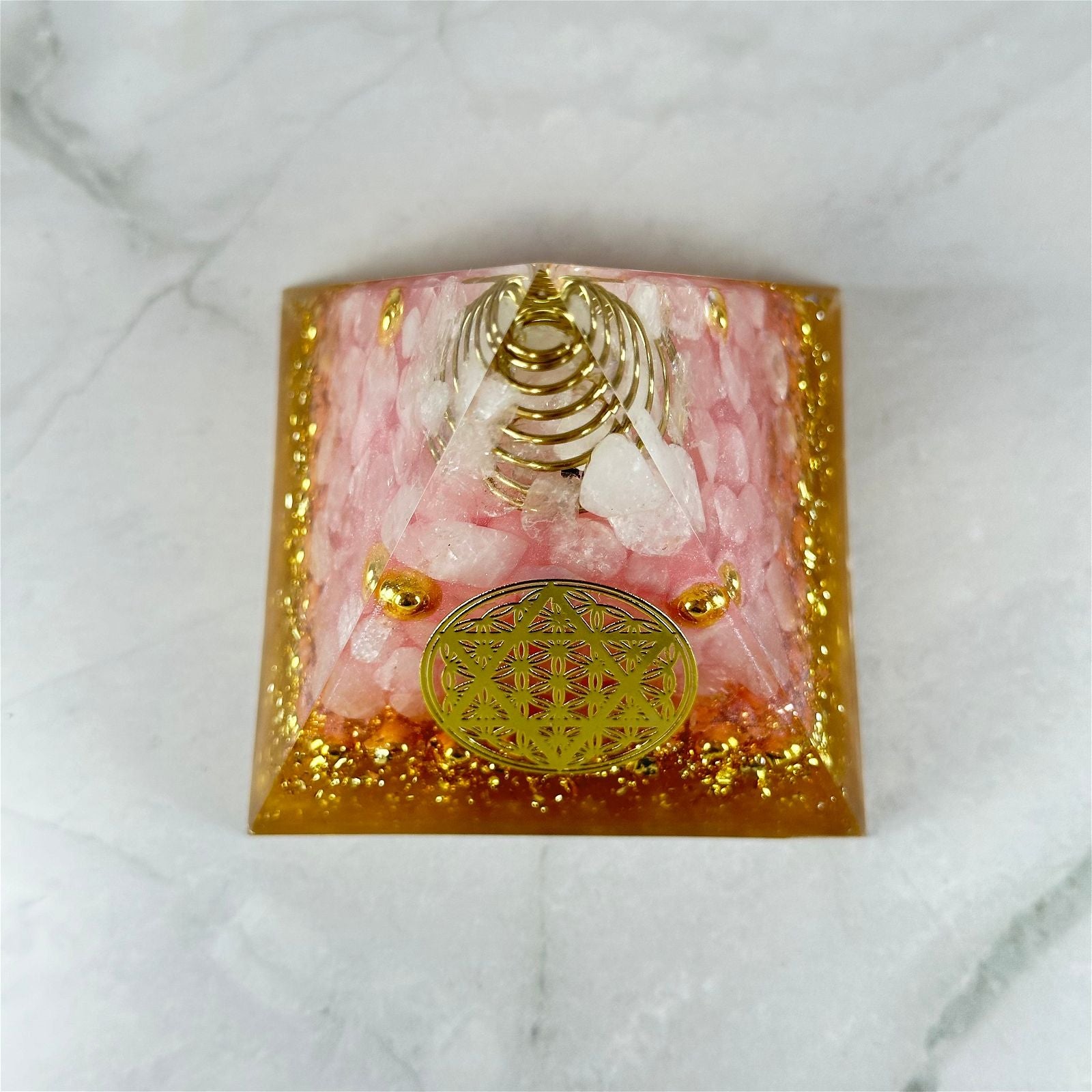 Orgonite pyramide Cristal de Roche & Quartz - Aeternum - a picture of a cake on the side of a wall  - # boutique ésoterisme# - #wicca# 