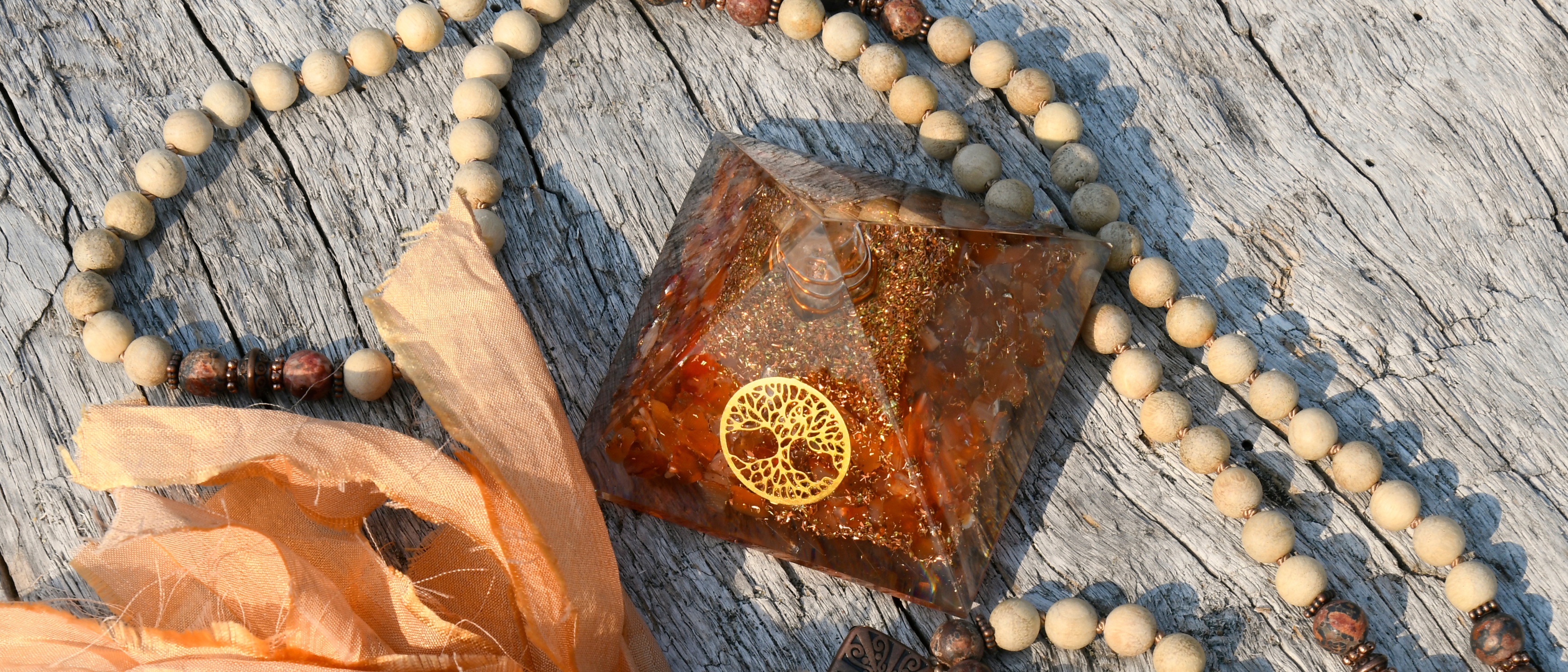 Orgonite_pyramide_avec_mala_esoterique