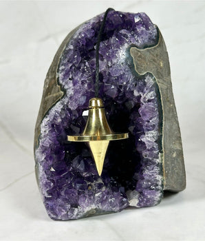 Pendule UFO en laiton doré - Aeternum - a statue of a person in a purple outfit  - # boutique ésoterisme# - #wicca# 