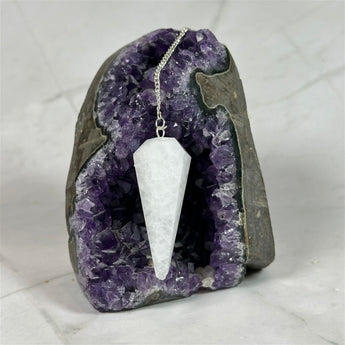 Pendule en Quartz Neige - Aeternum - a close up of a hat on a piece of luggage  - # boutique ésoterisme# - #wicca# 