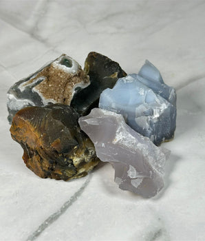 Pierre brute d'Agate - Aeternum - a couple of birds sitting on a rock  - # boutique ésoterisme# - #wicca# 