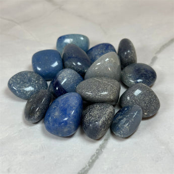 Pierre roulée Aventurine Bleue - Aeternum - a bunch of stuffed animals on a white surface  - # boutique ésoterisme# - #wicca# 