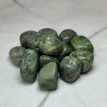 Pierre roulée Azurite Malachite Verte - Aeternum - a pile of broccoli sitting on a table  - # boutique ésoterisme# - #wicca# 