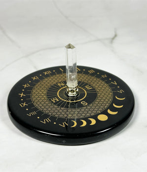 Plaque Onyx & Cristal de Roche - Aeternum - Plaque Onyx & Cristal de Roche - Aeternum - a black and white clock on a black and white vase  - #esoterisme# - #wicca#  - # boutique ésoterisme# - #wicca# 