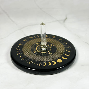 Plaque Onyx & Cristal de Roche - Aeternum - Plaque Onyx & Cristal de Roche - Aeternum - a black and white clock on a black and white vase  - #esoterisme# - #wicca#  - # boutique ésoterisme# - #wicca# 