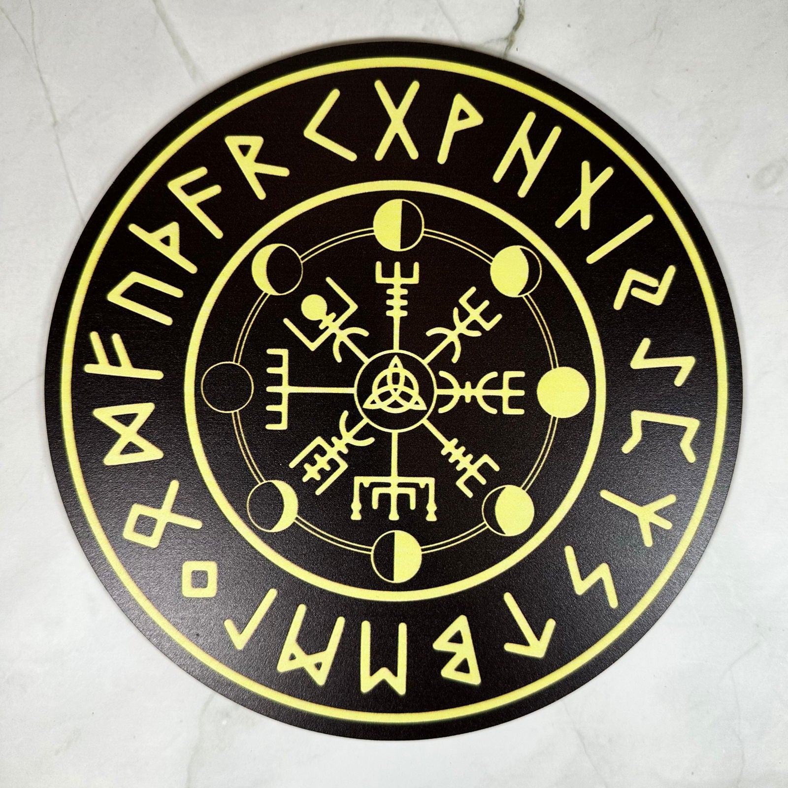 Plaque de divination Futhark - Aeternum - a close up of a clock on a wall  - # boutique ésoterisme# - #wicca# 