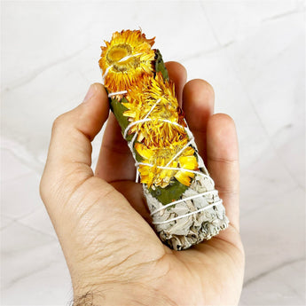 Rouleau Sauge Blanche & Tournesol - Aeternum - Rouleau Sauge Blanche & Tournesol - Aeternum - a person holding a hot dog in their hand  - #esoterisme# - #wicca#  - # boutique ésoterisme# - #wicca# 