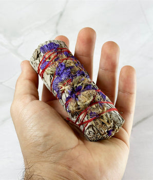 Rouleau Sauge & Violettes - Aeternum - Rouleau Sauge & Violettes - Aeternum - a person holding a remote control in their hand  - #esoterisme# - #wicca#  - # boutique ésoterisme# - #wicca# 