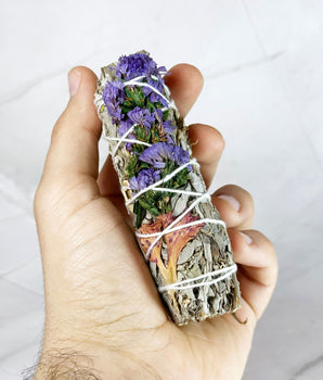 Rouleau sauge Blissful - Aeternum - Rouleau sauge Blissful - Aeternum - a close up of a person holding a cell phone  - #esoterisme# - #wicca#  - # boutique ésoterisme# - #wicca# 