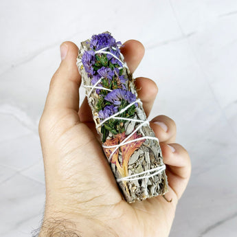 Rouleau sauge Blissful - Aeternum - Rouleau sauge Blissful - Aeternum - a close up of a person holding a cell phone  - #esoterisme# - #wicca#  - # boutique ésoterisme# - #wicca# 