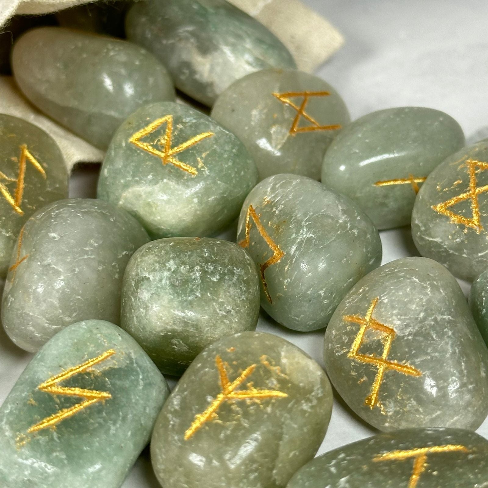 Runes en Aventurine Verte et pochette - Aeternum - Runes en Aventurine Verte et pochette - Aeternum - Runes en Aventurine Verte et pochette - Aeternum - #original_alt_text# - #esoterisme# - #wicca#  - #esoterisme# - #wicca#  - # boutique ésoterisme# - #wicca# 