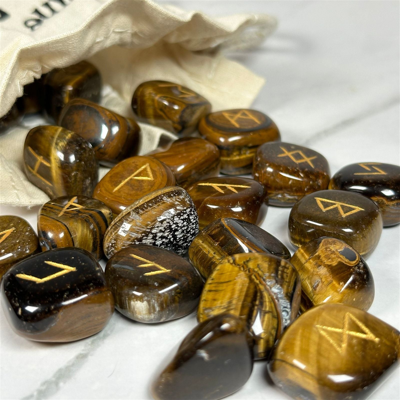 Runes en Œil de Tigre et pochette - Aeternum - Runes en Œil de Tigre et pochette - Aeternum - Runes en Œil de Tigre et pochette - Aeternum - #original_alt_text# - #esoterisme# - #wicca#  - #esoterisme# - #wicca#  - # boutique ésoterisme# - #wicca# 
