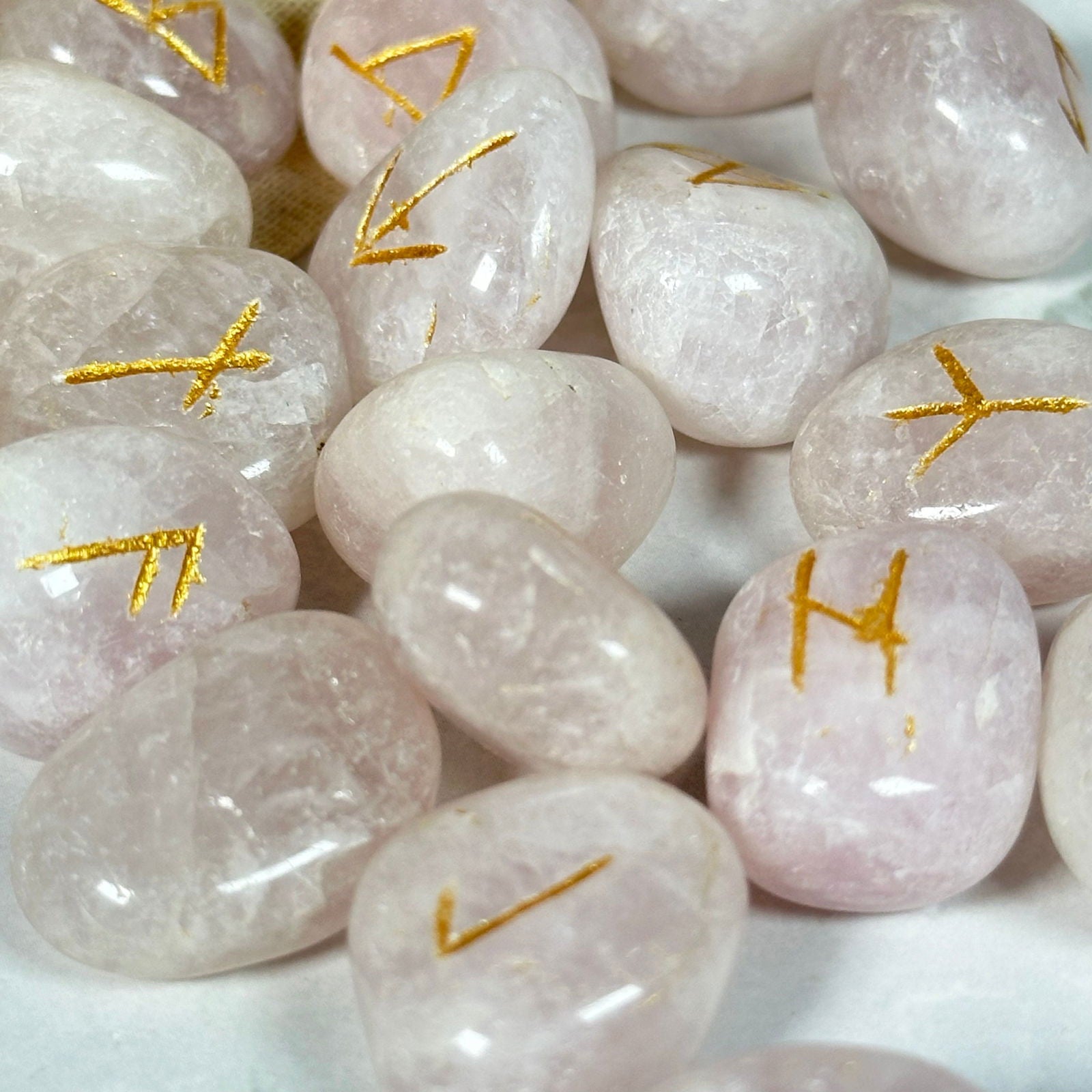 Runes en Quartz Rose et pochette - Aeternum - Runes en Quartz Rose et pochette - # boutique ésoterisme# - #wicca# 