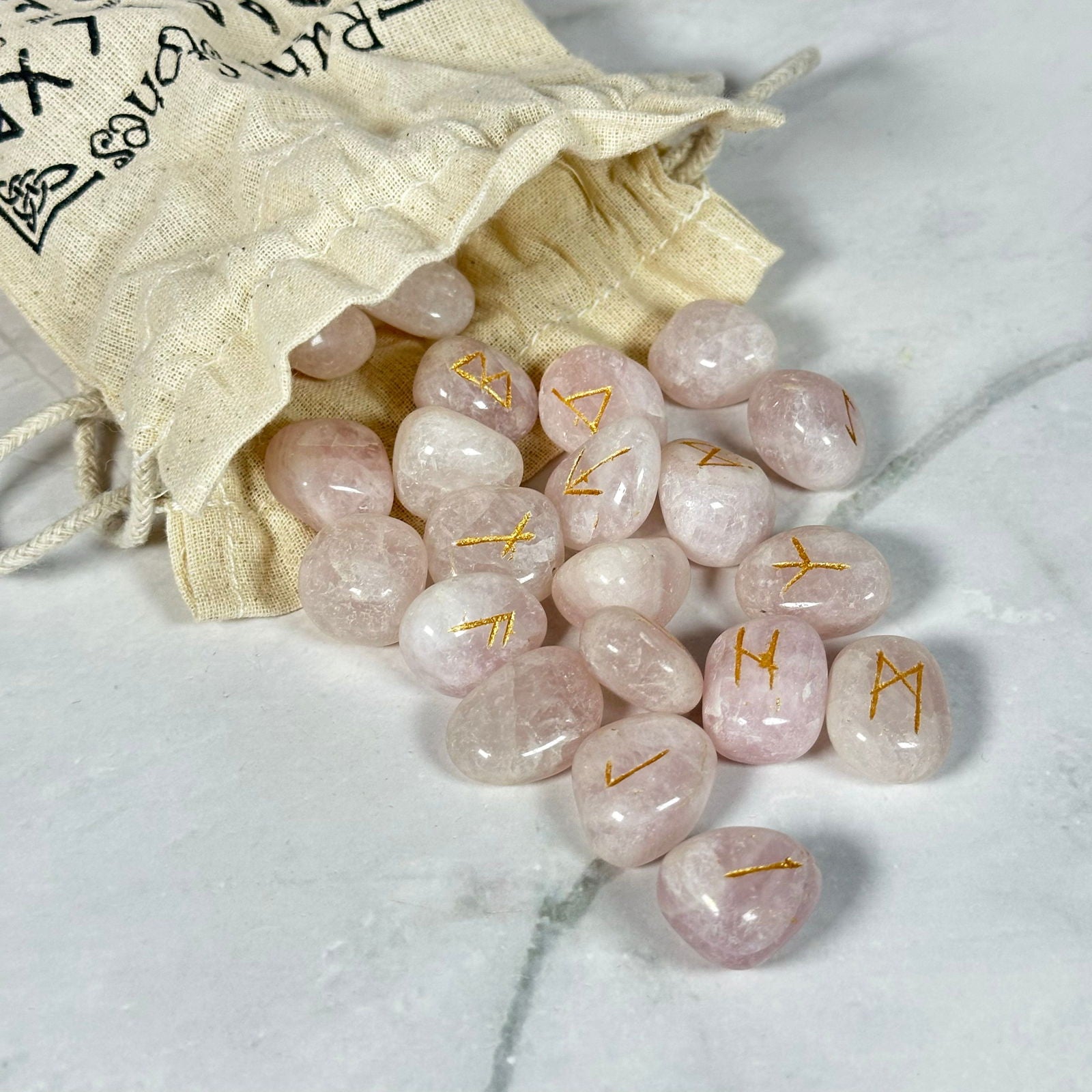 Runes en Quartz Rose et pochette - Aeternum - Runes en Quartz Rose et pochette - # boutique ésoterisme# - #wicca# 