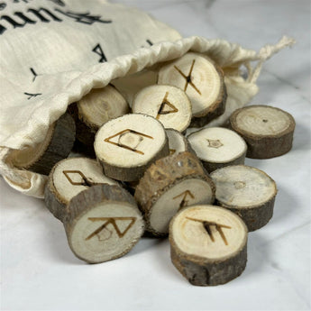 Runes en bois et pochette - Aeternum - a bunch of cupcakes that are on a table  - # boutique ésoterisme# - #wicca# 