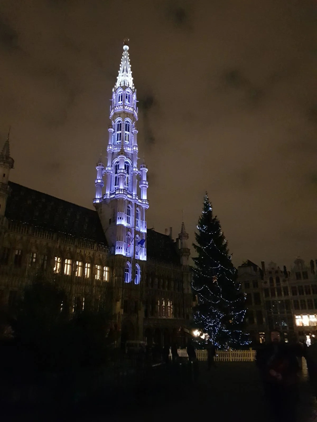 L’hôtel de ville illuminé sur la Grand-Place de Bruxelles
