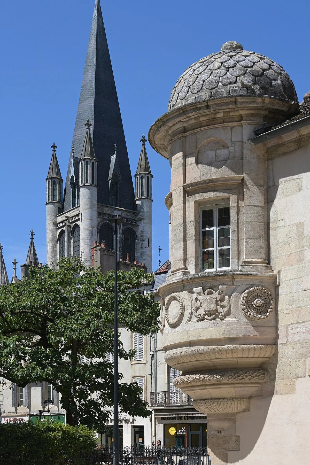 La tourelle de l’hôtel de Berbis et la tour de Notre-Dame à Dijon