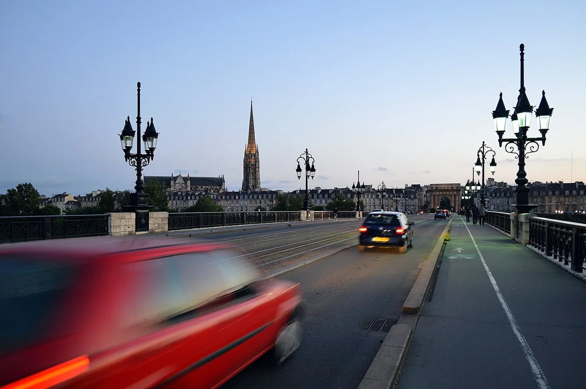 Le pont de pierre à Bordeaux à la tombée du jour