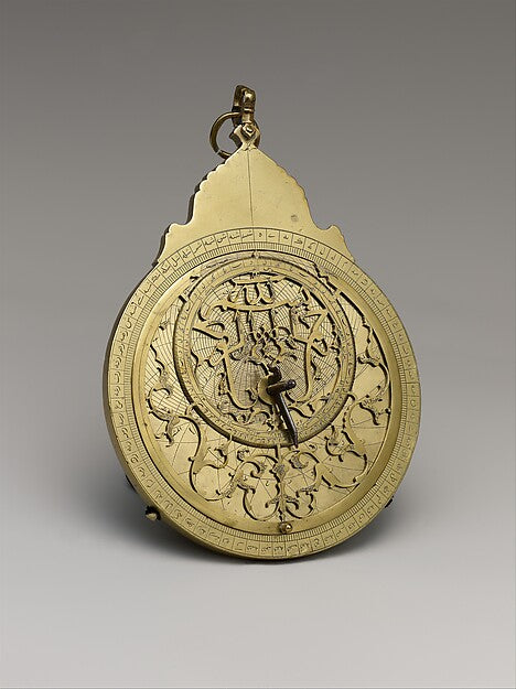 Astrolabe ancien en laiton, conservé au Metropolitan Museum of Art